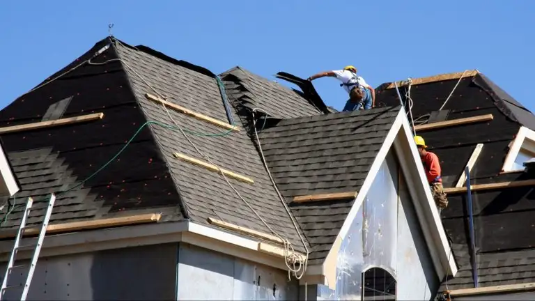 Repairs roofing in Bradford, Ontario